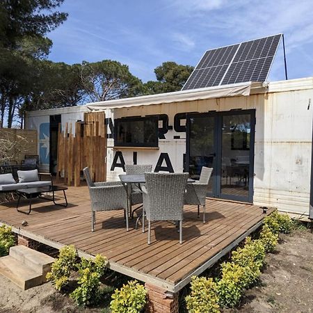 קסטלדפלס Cooltainer Retreat: Sustainable Coastal Forest Tiny House Near Barcelona מראה חיצוני תמונה