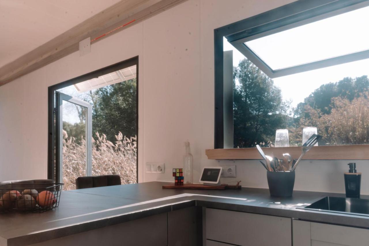 קסטלדפלס Cooltainer Retreat: Sustainable Coastal Forest Tiny House Near Barcelona מראה חיצוני תמונה