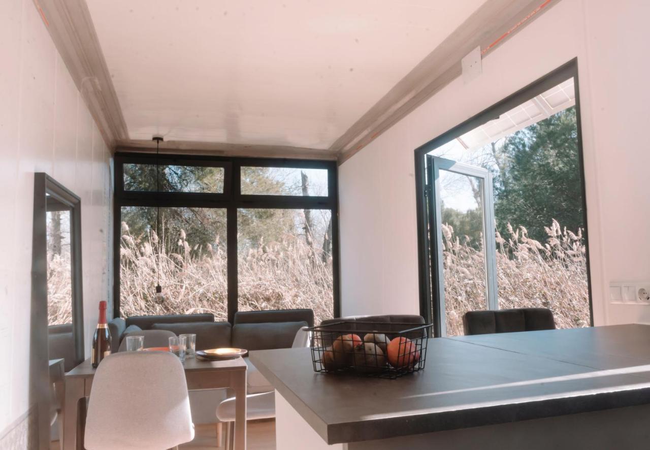 קסטלדפלס Cooltainer Retreat: Sustainable Coastal Forest Tiny House Near Barcelona מראה חיצוני תמונה