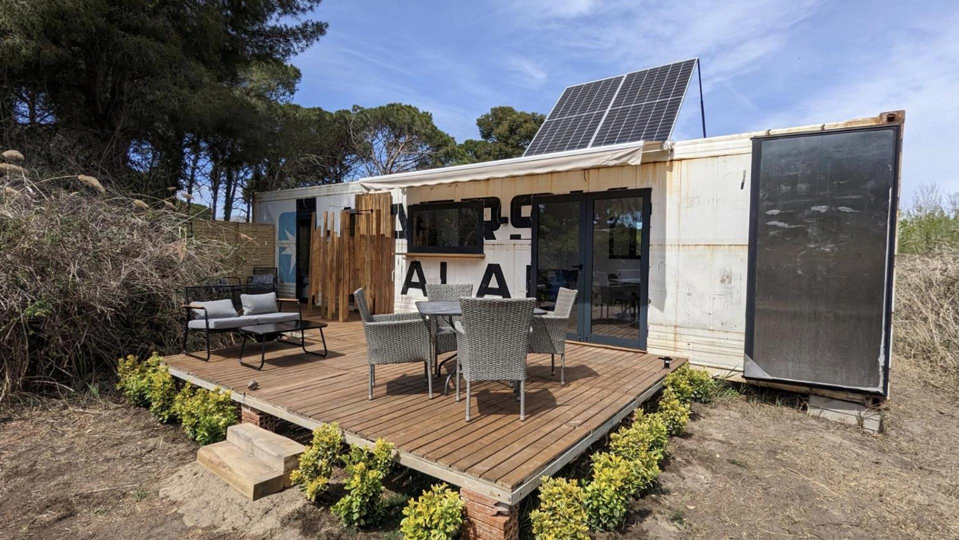 קסטלדפלס Cooltainer Retreat: Sustainable Coastal Forest Tiny House Near Barcelona מראה חיצוני תמונה