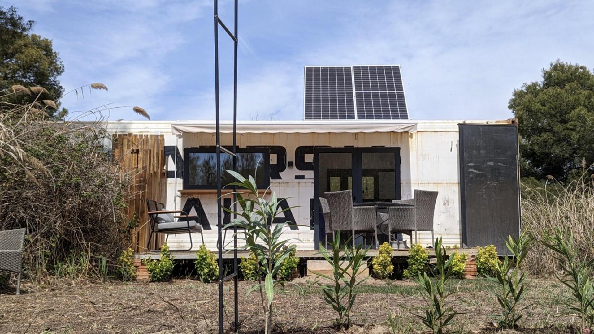 קסטלדפלס Cooltainer Retreat: Sustainable Coastal Forest Tiny House Near Barcelona מראה חיצוני תמונה